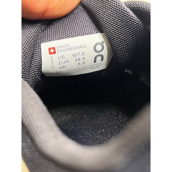 ON Cloud 5 Running Shoes Women's Size US 7.5 Black - running - gym - workout - Picture 7 of 9